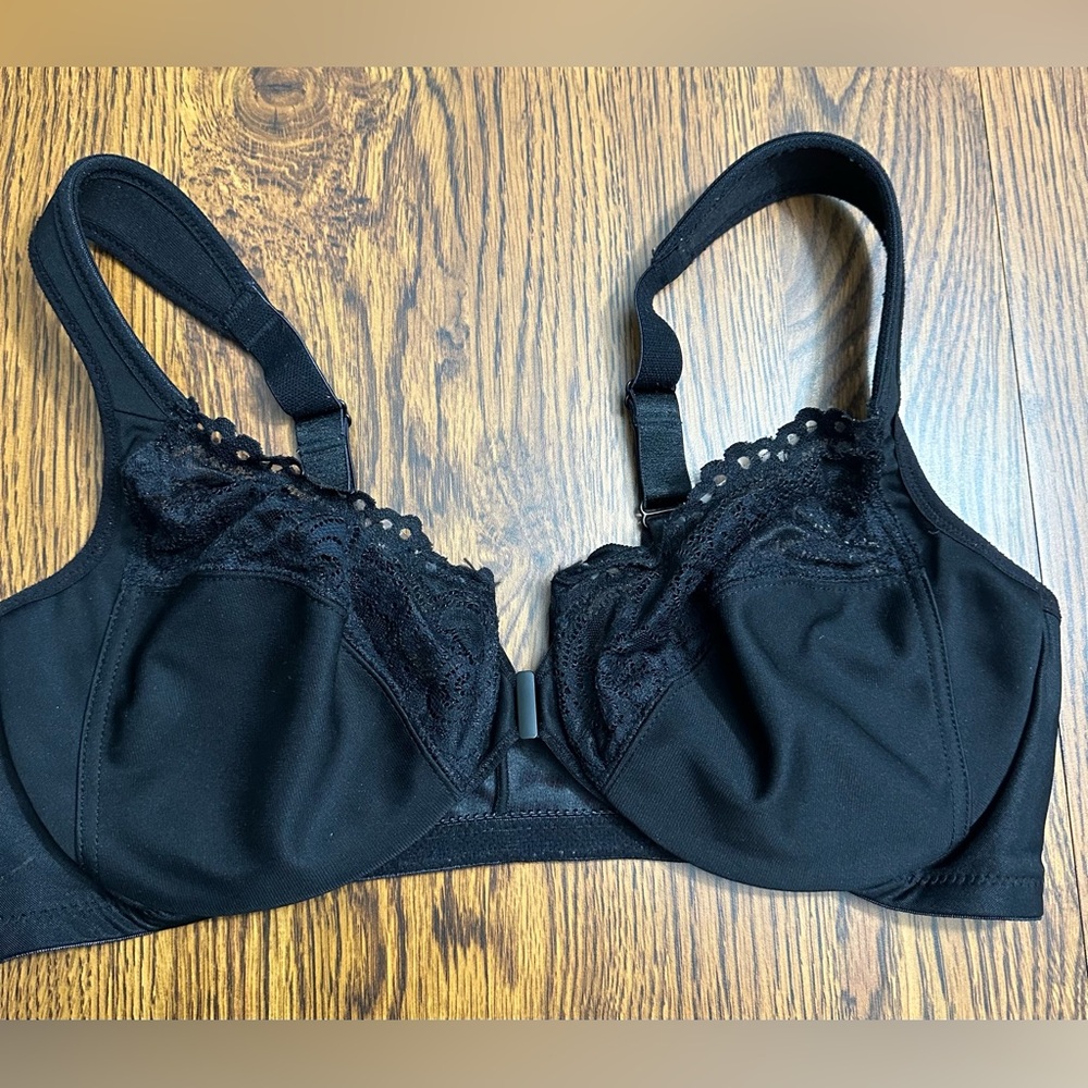 Glamorise Lace Cup Front Hook Bra Size 40 C